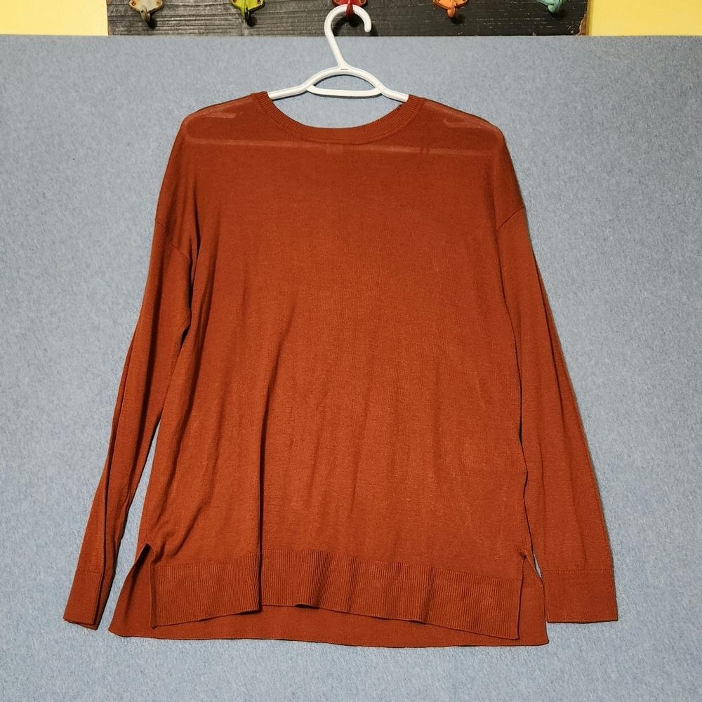 H & M burnt orange lightweight sweater slit sides. Size small